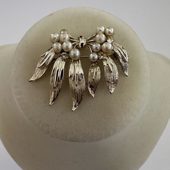 Vintage Lisner gold tone leaf brooch. Great condition. - Picture 2 of 4